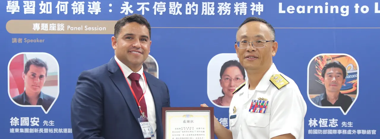 The principal took a photo with the host at the panel session