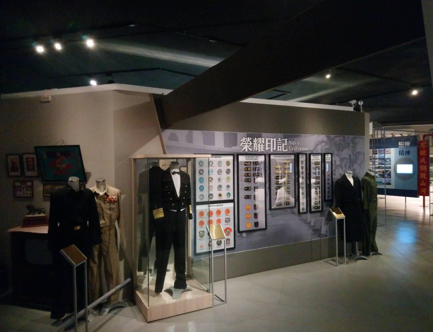 時任海軍將軍冬季甲式軍長服、軍便服服制，擺掛學生、士兵、士官、軍官各級階級及各單位臂章及肩飾。