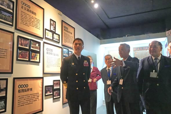 司令蔣上將蒞左營軍區故事館向志工致意 傳遞春節祝福(精彩花絮2).jpg