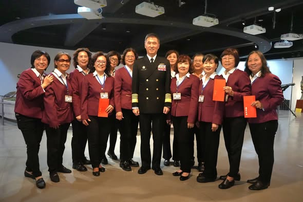 司令蔣上將蒞左營軍區故事館向志工致意 傳遞春節祝福(精彩花絮4).jpg